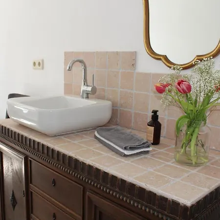 Hostel Am Burgenring - Kostenloser Parkplatz, Zentrum, Self Check-In, Kueche *