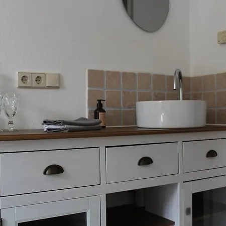 Hostel Am Burgenring - Kostenloser Parkplatz, Zentrum, Self Check-In, Kueche * Schlitz