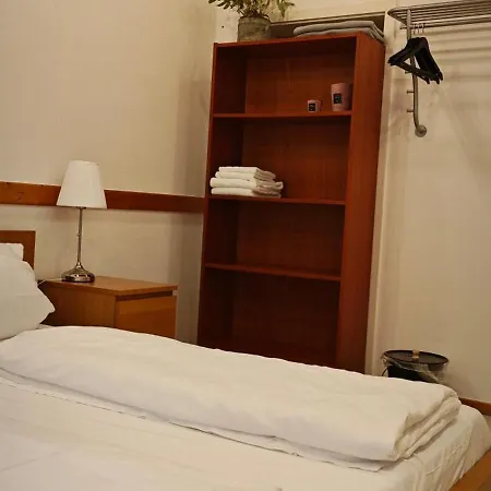 Hostel Am Burgenring - Kostenloser Parkplatz, Zentrum, Self Check-In, Kueche *